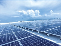 フィリピンのバタンガス工場には自家消費用で東南アジア最大の屋根置き型太陽光発電システムを構築した。年間4000tのCO<sub class="fontSizeXS">2</sub>排出量を削減する