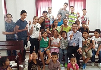 海外での活動事例。左はメキシコの孤児院での訪問活動、右はインドネシアでの「健康教室カー」による講習風景<br><span class="fontSizeS">（写真提供: ヤクルト本社）</span>