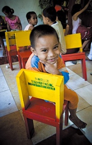 梱包に使用した木製パレットから学童用の椅子を作成、周辺地域の学校に寄贈<br><span class="fontSizeS">（写真提供：伊藤忠商事）</span>