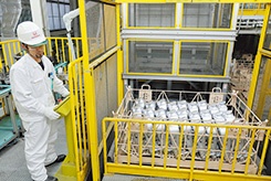 溶体化処理炉で加熱した搬送トレーを焼き入れ水槽に投入することで、水温を上昇させる(左)。 様々なアイディアを盛り込み、極限まで炉の温度低下を抑えた溶体化処理炉に部品を投入(右)<br><span class="fontSizeS">(写真提供:ホンダ)</span>