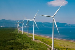 再生可能エネルギーの導入(左)や、輸送時の温室効果ガス排出削減(上)に調達資金を充てるESG債の発行が目立つ<br>※写真は本調査と直接関係はない<br><span class="fontSizeS">(写真:東急不動産ホールディングス(左)、日本航空(上))</span>