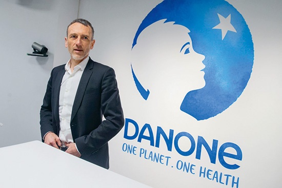 仏ダノンのエマニュエル・ファベール前会長兼CEO。パーパス経営を進めてきたが、米英の投資会社などの株主から本業の不振の責任を問われて解任された<br><span class="fontSizeS">(写真:Nicolas Kovarik/IP3/Getty Images)</span>