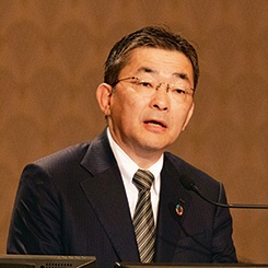 KDDIの髙橋誠社長。「2022年度からスタートした新たな中期経営戦略では、サステナビリティ経営を根幹に位置付けた。高速通信規格の5Gを中心に、事業領域を拡大する」(写真:KDDI)