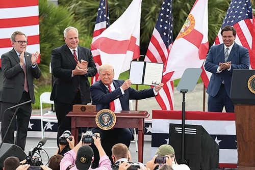 トランプ大統領はフロリダで沖合油田・天然ガス田開発を一時的に禁止する覚書に署名した<br><span class="fontSizeS">（写真：Joe Raedle/Getty Images）</span>