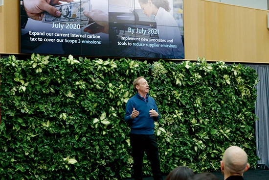 米マイクロソフトのブラッド・スミス社長は「カーボンネガティブ」達成のため社内炭素価格を活用していくと説明している。写真は2020年1月の同社説明会<br><span class="fontSizeS">（写真：マイクロソフト）</span>