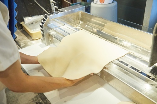 「丸亀製麺」の店舗。業務の効率化を進め、接客サービスの向上を狙う<br/>写真:トリドールホールディングス