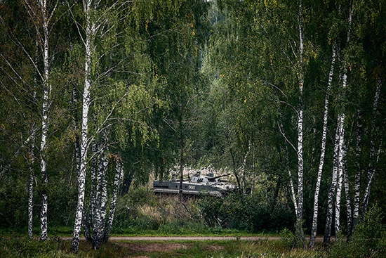 ウクライナ侵攻後の2022年3月上旬、国際認証機関の「PEFC」はロシアとベラルーシを起源とする木材の森林認証停止に踏み切った。森林管理協議会（FSC）も同様の方針を打ち出した（写真はロシアで21年に開催された軍事展示会で撮影された）<br><span class="fontSizeS">（写真：SOPA Images/LightRocket/Getty Images）</span>