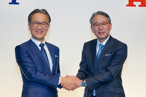 2022年3月4日に共同会見に臨んだホンダの三部敏宏社長（右）とソニーグループの吉田憲一郎会長 兼社長CEO<br><span class="fontSizeS">（写真：ホンダ）</span>