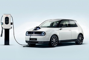 ホンダはスイスで22年9月に始まるV2G実証プロジェクトに参画し、EV「Honda e(ホンダ イー)」50台と同社製双方向充電器35台を提供する