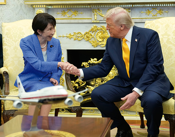 2026年3月19日、米トランプ大統領（右）との首脳会談に臨んだ高市早苗首相。重要鉱物をはじめとするサプライチェーンを重要課題に位置付け、強化することで合意した（写真＝The New York Times/Redux/アフロ）