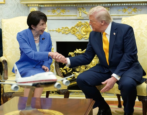 2026年3月19日、米トランプ大統領(右)との首脳会談に臨んだ高市早苗首相。重要鉱物をはじめとするサプライチェーンを重要課題に位置付け、強化することで合意した(写真=The New York Times/Redux/アフロ)