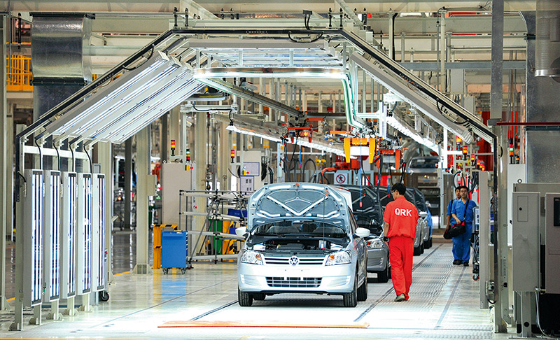 フォルクスワーゲングループと上海汽車集団の合弁会社である上海フォルクスワーゲンのウルムチにある工場。写真は13年稼働開始時のもの<br><span class="fontSizeS">(写真:Visual China Group (Getty Images))</span>
