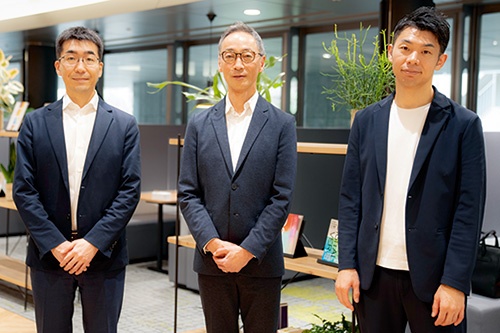 ソーシャルボンドの発表会に登壇した丸井グループの青井浩社長(中)とクラウドクレジットの杉山智行代表取締役(左)、五常・アンド・カンパニーの慎泰俊代表執行役(右)(写真:丸井グループ)