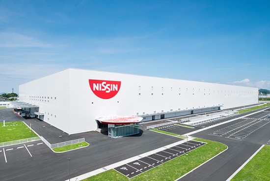 2050年のカーボンニュートラルを目指し、自社の事業活動から排出するCO₂を30年に20年比42%削減する。写真は、関西工場。1年間に最大10億食を生産できる国内最大級の食品工場だ<br><span class="fontSizeS">(写真:日清食品ホールディングス)</span>