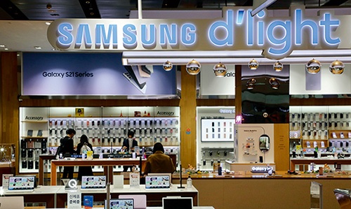 スマートフォンや半導体で世界最大手のサムソン電子は、再生可能エネルギーの利用ではライバル企業に後れをとっている。写真は韓国ソウルにある同社の旗艦店<br><span class="fontSizeS">(写真:YONHAP NEWS/ アフロ)</span>