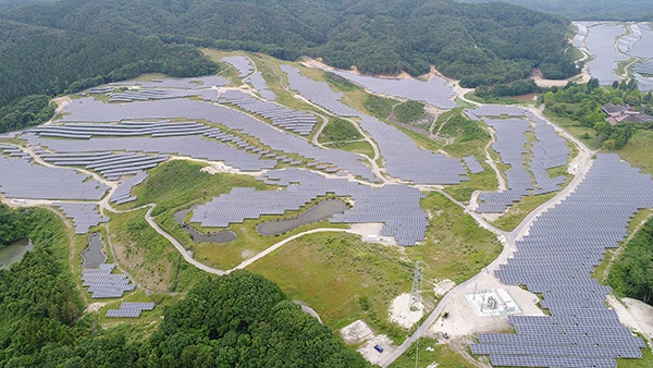 ETSホールディングスが施工した「SK白河太陽光発電所」(福島県白河市、30MW。既に竣工しており、新サービスの対象ではない)<br><span class="fontSizeS">(写真:ETSホールディングス)</span>