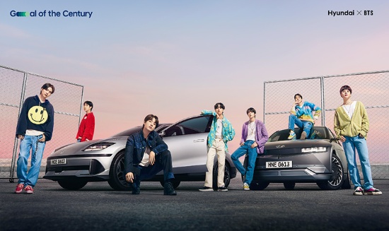 現代自動車の広告に出演するBTS。22年サッカーワールドカップに合わせて展開されたキャンペーンの写真。同グループは22年からグループ活動を一時休止している<br><span class="fontSizeS">(写真:現代自動車)</span>
