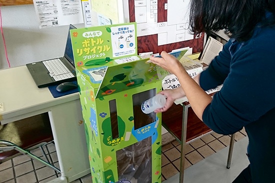 ユニリーバ・ジャパンと花王は、東京都東大和市内の10カ所に回収ボックスを設置し、使用済みプラスチック容器を集める。回収した容器は、リサイクル事業者のヴェオリア・ジェネッツが分別・洗浄・処理し、リサイクル技術を検証する<br><span class="fontSizeS">(写真:ユニリーバ・ジャパン、花王)</span>