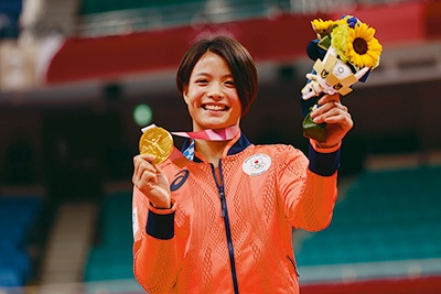 柔道の阿部詩選手が掲げるメダルは小型家電の金属をリサイクルし、公式ウエアは再生ポリエステルで製作された<br><span class="fontSizeS">（写真：代表撮影／日本雑誌協会）</span>