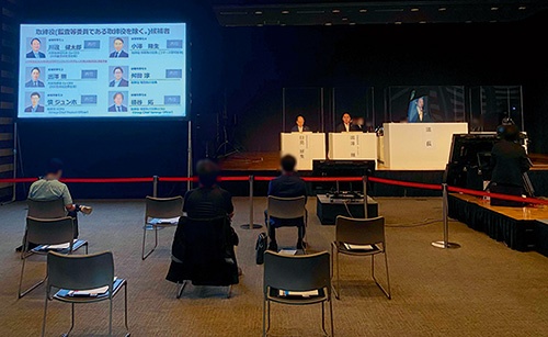 2021年の株主総会の様子。リモートからの参加を呼び掛け、会場参加の株主は10人だった<br><span class="fontSizeS">(写真:Zホールディングス(2点とも))</span>