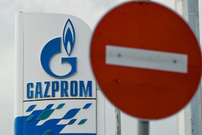 ロシア国営のガスプロム(左)はドイツなど欧州への天然ガス供給を制限。ドイツ電力大手のRWEは石炭火力発電(右)への回帰を余儀なくされている<br><span class="fontSizeS">(写真:AFP/ アフロ(左)、AGE FOTOSTOCK/ アフロ(右))</span>
