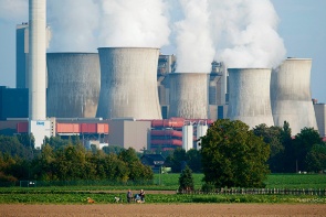 ロシア国営のガスプロム(左)はドイツなど欧州への天然ガス供給を制限。ドイツ電力大手のRWEは石炭火力発電(右)への回帰を余儀なくされている<br><span class="fontSizeS">(写真:AFP/ アフロ(左)、AGE FOTOSTOCK/ アフロ(右))</span>