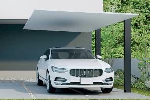 2025年10月からLIXILは、再生アルミ使用率60%保証の低炭素アルミ材「プレミアル」を順次、窓サッシ(上)や玄関ドア(下左)、カーポート(下右)など全てのアルミ使用製品の標準仕様にする。ビルサッシやビルカーテンなど産業分野の製品にも適用する(写真=LIXIL提供)