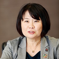 下川 亮子氏