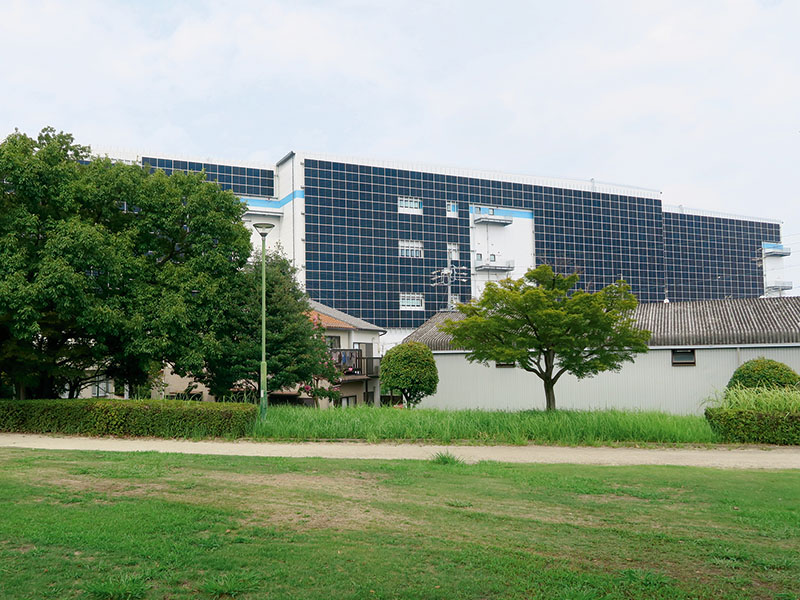 アマゾン、倉庫に壁面太陽光と地中熱