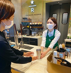 繰り返し使えるステンレスカップで飲料を提供するスターバックスの店舗