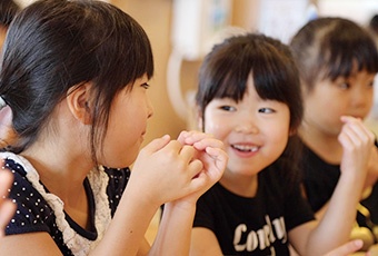 福島県会津若松市内10カ所の幼稚園などにキシリトール入りタブレットとサーバーを提供。2023年までに全国10都市での活動を見込む<br><span class="fontSizeS">（写真提供：ロッテ）</span>