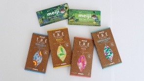 明治では、2026年までに、商品へ使用するカカオ豆の100％をサステナブルカカオ豆（※1）にすることを発表している。写真上は、サステナブルカカオ豆が使われている「アグロフォレストリーチョコレート」「meiji THE Chocolate」