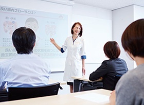 次世代ヘルスケア事業として展開する健康セミナーは、森永乳業研究所が科学的データをもとに構成・監修。特別な訓練を受けた健幸サポート栄養士が講師を務める<br><span class="fontSizeS">(写真提供:森永乳業)</span>