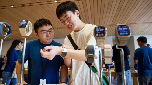 中国北京の店舗で「アップ ルウオッチ シリーズ9」を試す消費者。同製品にはカーボンニュートラルモデルが用意されている <span class="fontSizeS">写真:アップル</span>