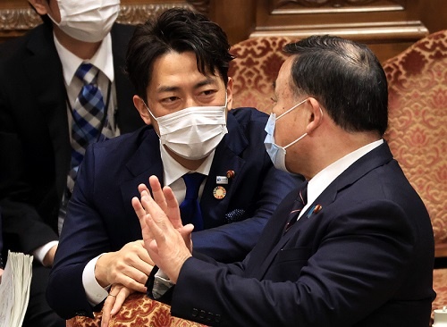 梶山弘志経済産業大臣(右)と小泉進次郎環境大臣はそれぞれの省内で検討を開始した(写真:つのだよしお / アフロ)