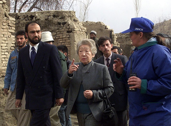 日本政府アフガニスタン支援首相特別代表を務めた故・緒方貞子氏（前列中央）は2002年1月9日、アフガニスタン・カブール近郊の村を訪れた<br><span class="fontSizeS">（写真：ロイター/アフロ）</span>