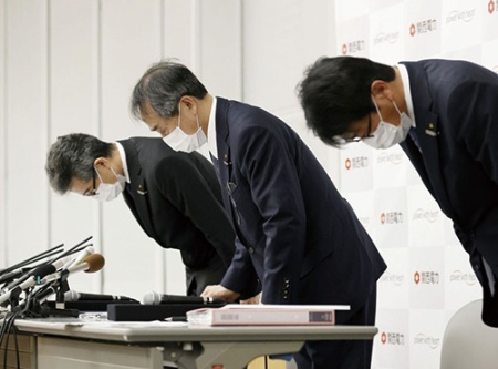 2019年発覚した役員らによる金品受領問題を受け、関西電力は経営陣を刷新。森本孝社長が就任するとともに、会長には社外から前経団連会長の榊原定征氏を迎えた。写真は20年6月の株主総会後に記者会見する森本社長(中央)<br><span class="fontSizeS">(写真:共同通信社/Getty Images)</span>