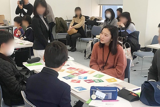 SDGsのワークショップに参加した中高生と話す小澤さん<br><span class="fontSizeS">(写真:ユーグレナ)</span>