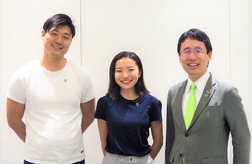 ユーグレナの初代CFOに選ばれた小澤杏子さん（写真中央）。出雲充社長（同右）と永田暁彦副社長（同左）<br><span class="fontSizeS">（写真：ユーグレナ）</span>