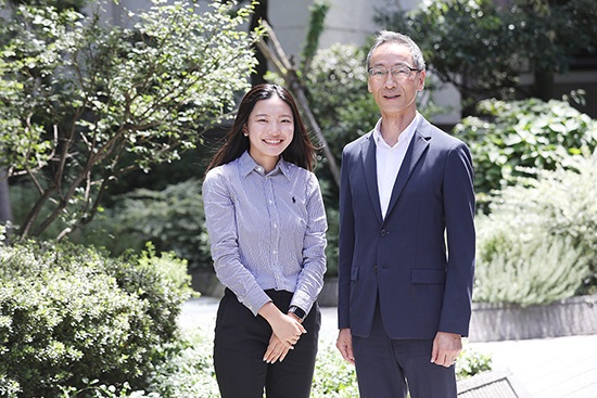 小澤さんは新たに丸井グループの最年少アドバイザーに就任した。右は青井浩社長 <br><span class="fontSizeS">(写真:鈴木 愛子)</span>