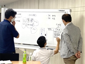 丸井グループの「事例検討会」の様子。トップ層が実際に直面した困難な状況を持ち回りで提示する。多様なメンバー(職級は同じ)がそれを疑似体験しながら対話し、本質的な要素に気づき対応力を高めていく。検討会を繰り返すことで、胸襟を開いて課題を話し合う関係性も深まっていく<br><span class="fontSizeS">(写真:丸井グループ)</span>