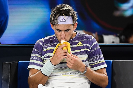 パフォーマンスを上げるために、押し込んででも食べる。写真は、2020年1月31日に開催されたテニス全豪オープン男子シングルス準決勝でのドミニク・ティエム選手（オーストリア）<br><span class="fontSizeS">（写真：AFP/アフロ）</span>