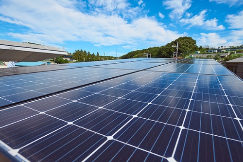 神奈川県横浜市のENEOS横浜旭水素ステーション（写真上）。2021年8月から国内初の水電解装置によるCO₂フリー水素の商用販売を行っている。 ステーション内に設置した太陽光パネル（写真下）で発電した電力と、ENEOSグループのバイオマス発電所由来の再生可能エネルギー電力を使い、敷地内に設置した水電解装置によってCO₂フリー水素を製造。同社の水素製造センターから調達した水素と併せて販売している<br>（写真：ENEOSホールディングス）