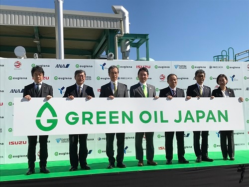 The euglena demonstration plant, producing biofuel from microalgae (Euglenophyceae) and waste cooking oil. The firm hopes to accelerate the use of biofuel in Japan through extensive tie-ups with local government and other companies, under president Izumo (center).