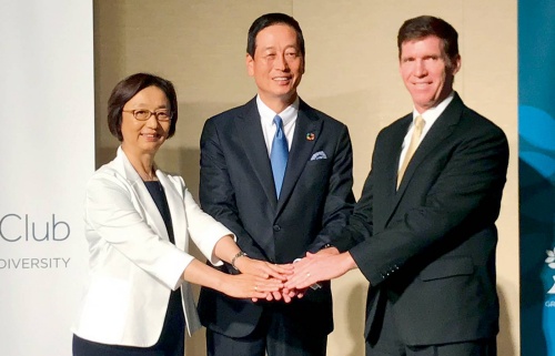 Shiseido President and CEO Masahiko Uotani (center), elected as first chair of the 30% Club Japan.