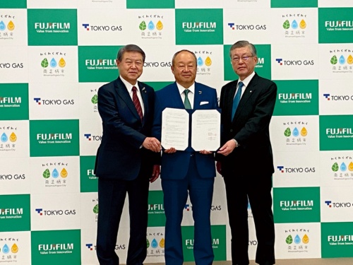 President of Fujifilm, Teiichi Goto (center). Collaborating with Tokyo Gas and Minamiashigara City, Kanagawa Prefecture, Goto's company is taking on the challenge of realizing a carbon-neutral manufacturing model.