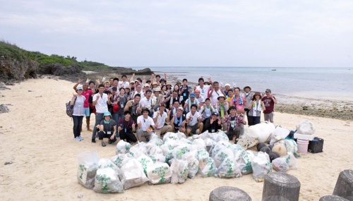 Employees engaged in trash collection and endangered species protection help preserve the environment of Miyakojima Island, Okinawa