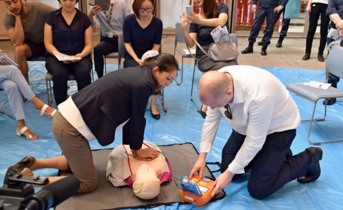 A disaster response drill for about 30 Mitsubishi Estate-owned buildings in the Marunouchi district of Tokyo included assisting the injured, and providing shelter for workers unable to return home from the city center