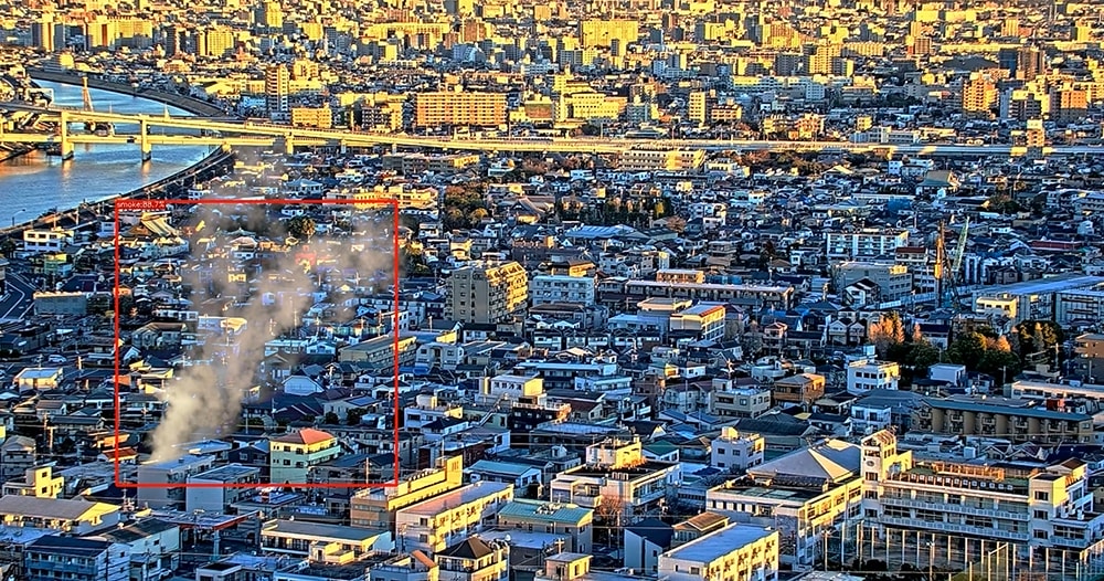 La IA detecta humo a partir de imágenes de cámaras de gran altitud (imagen de prueba del sistema de prevención de incendios de IA de Canon Marketing Japan Group)