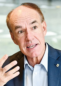 <b>マルコ・ランベルティーニ</b><br>WWF(世界自然保護基金)インターナショナル 事務局長<br>スイスに本拠を置くWWFインターナショナルの事務局長。イタリア出身。ピサ大学で製薬化学を専攻。25年以上にわたり自然保護分野に従事する。環境NGOバードライフ・インターナショナルのCEOを務めた後、2014年から現職。2019年のダボス会議で、経済界のリーダーに2020年に向けたメッセージを発信した<span class="fontSizeS">(写真:中島 正之)</span>